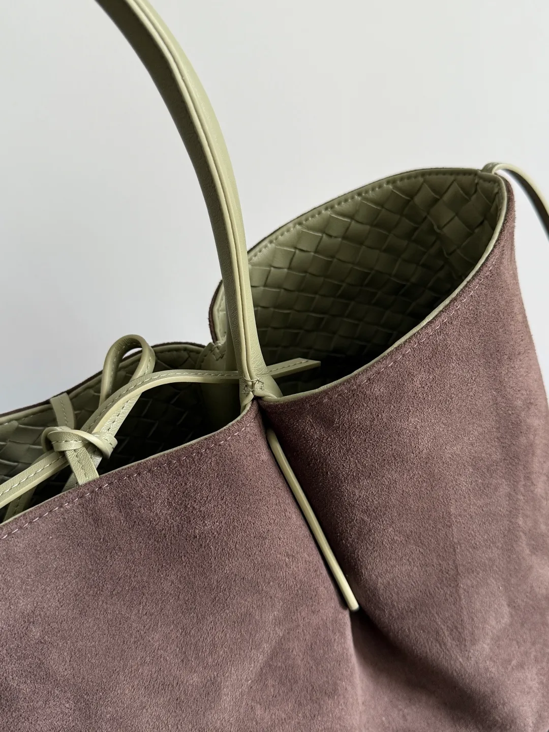 Batch 2660 Bottega Veneta 2025 new product PINACOTECA bag, iconic weaving process, skillfully crafted with 10mm Intrecciato process and equipped with suede lining. Four small strips of leather add character to the design and make the bag more stable. Relaxed yet sophisticated, casual yet refined, suede lining and double-sided design, suitable for shoulder and hand carry. The four straps can be adjusted into different shapes. One pack can be switched between two uses, easily integrating into your daily rhythm. Style number: 817166 Size: 43*23*17.5cm